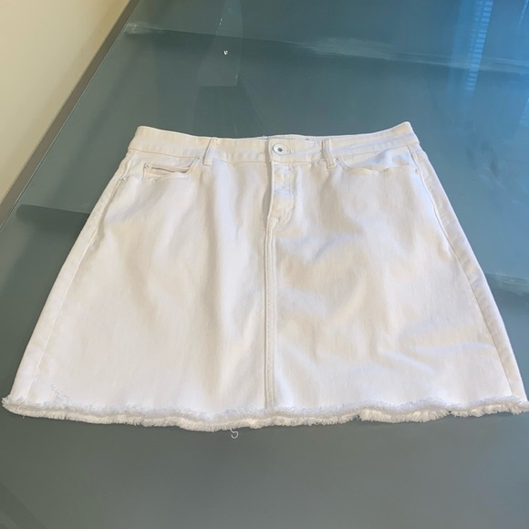 Vineyard Vines Dresses & Skirts - Vineyard Vines White Denim Mini Skirt with Frayed Hemline Size 10